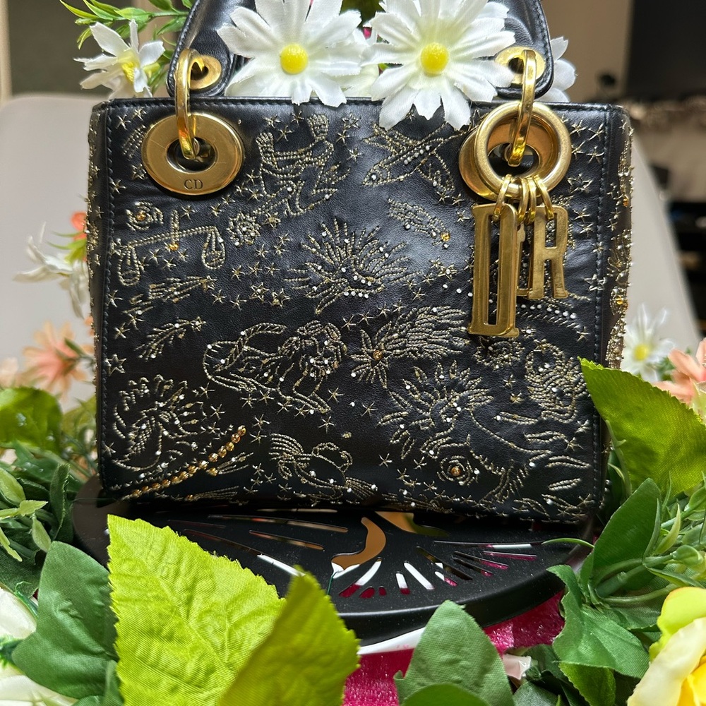 - 100% authentic mini Lady Dior limited. 
- ✅ Overall condition : Excellent